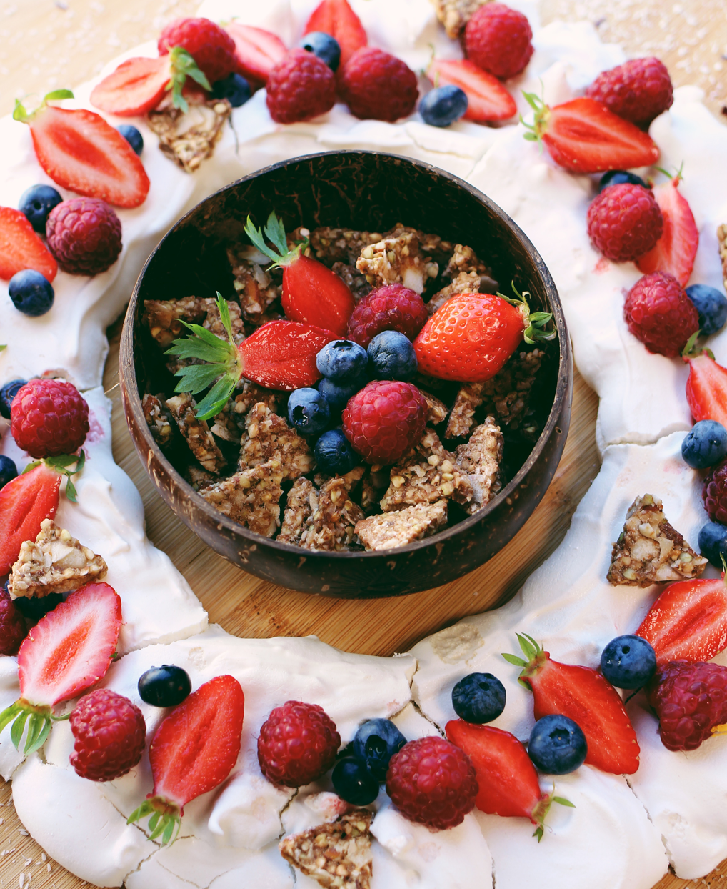 GranolPetit déjeuner sain - Pavlova fruits rouges et granola sans gluten