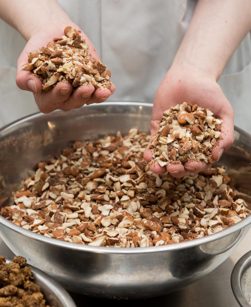 Granola bio fabriqué en France - Préparation amandes