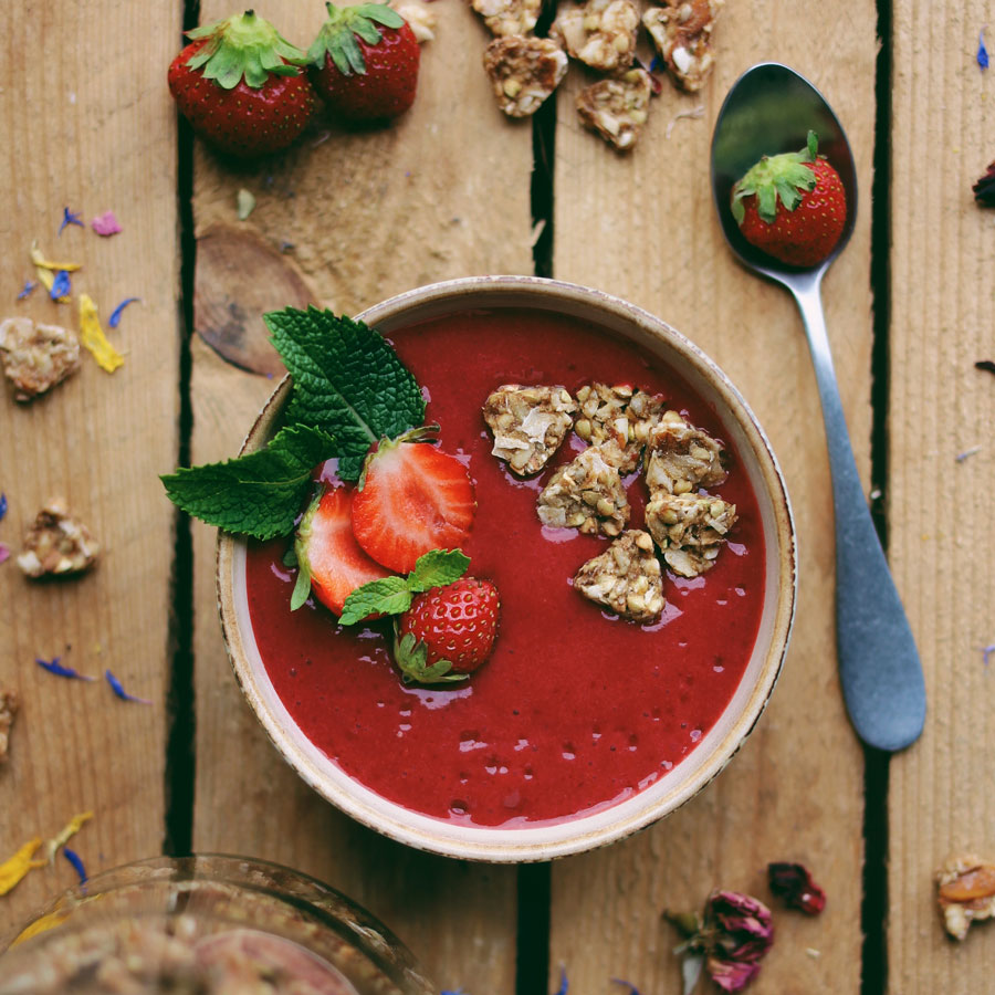 Granola bio-Smoothie bowl fruits rouges granola coco amande