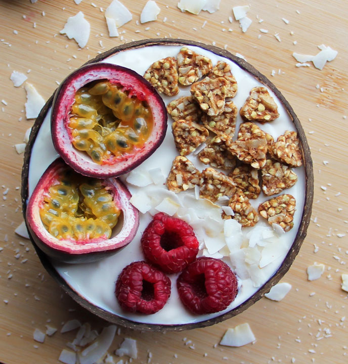 Granola coco passion - recette bowl granola bio fruit de la passion coco framboise