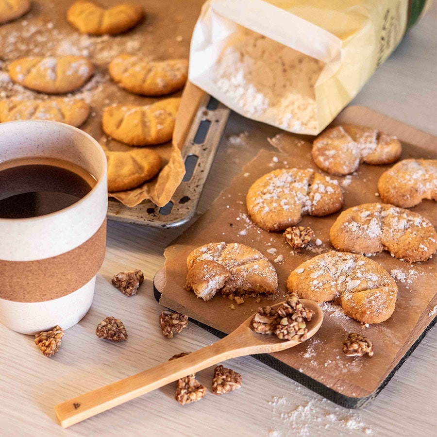 Petites crèmes à la pâte de pralin et croissants de lune vanille