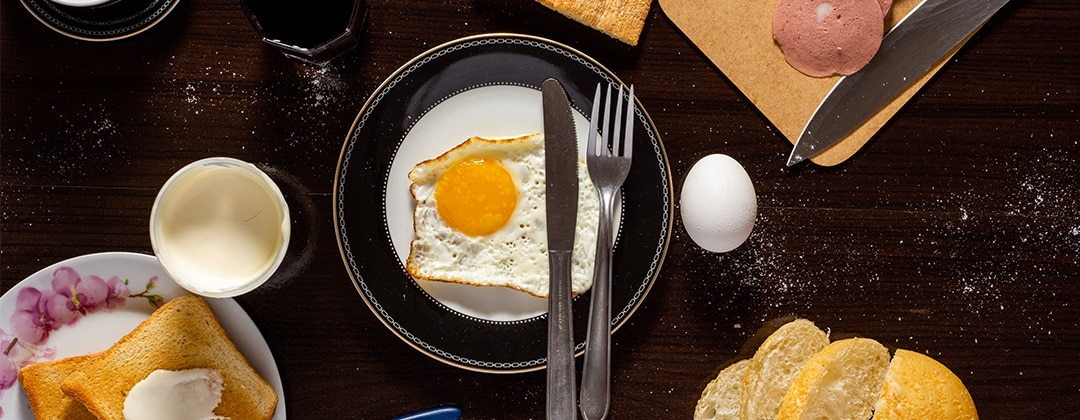 Un portrait rapproché des mains d'une personne qui épluche la coquille d'un œuf  dur, le rendant prêt à manger pour le petit déjeuner, le déjeuner ou  peut-être dîner dans un Photo Stock 
