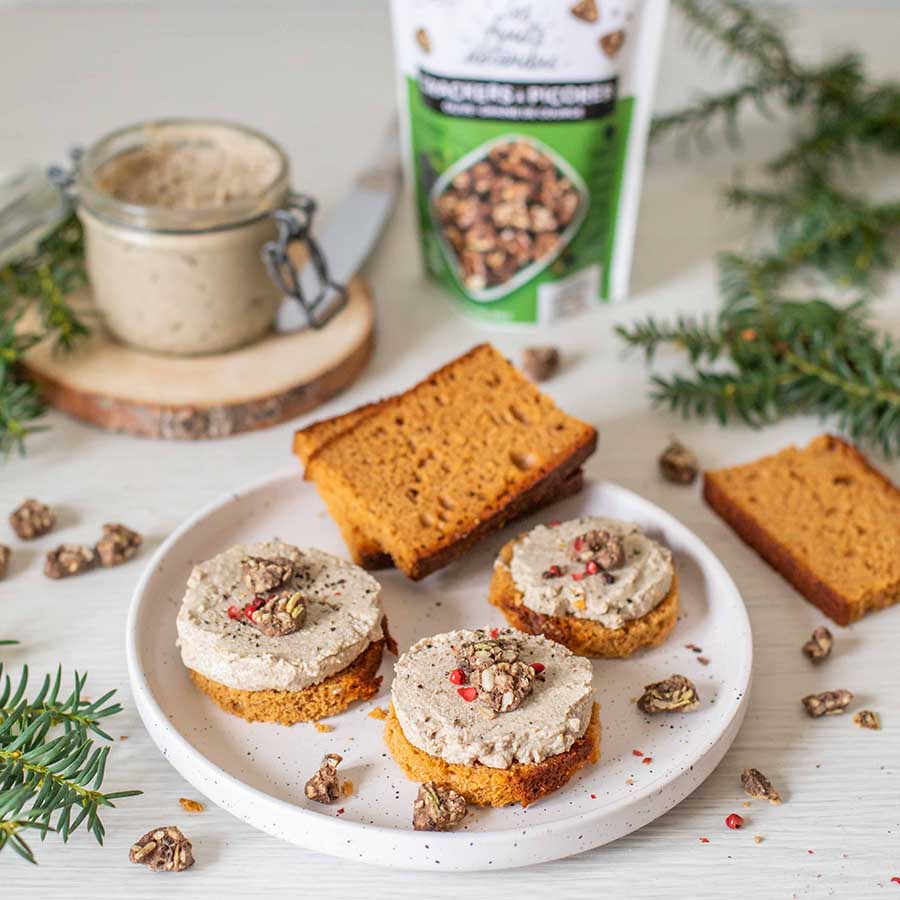 recette faux gras vegan sur lit de pain d'épices et crackers Les Fruits Détendus